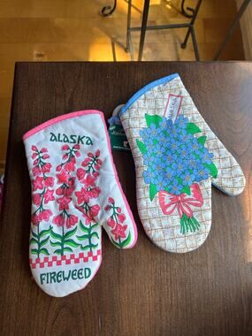 Alaskan Kitchen Collection floral oven mitts by Arctic Circle
